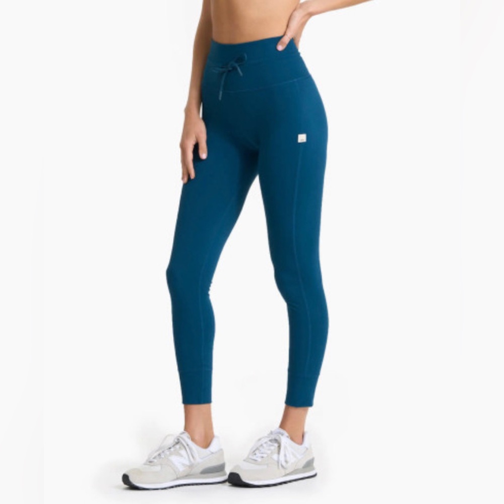 Vuori Women’s Daily Legging SIZE MEDIUM COLOR “COSMO” BLUE